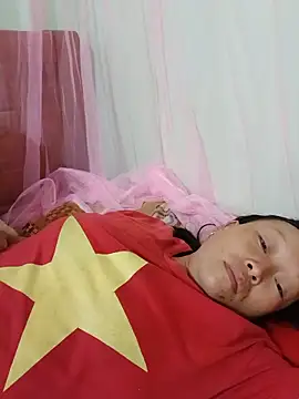 girl-hot2x online show from June 15, 2026, 7:05 pm