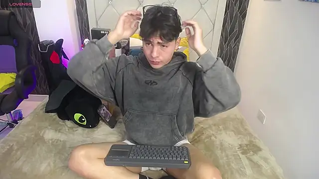 Snapshot of Samu_FoXXX chatting on December 4, 2025, 8:39 pm Samu FoXXX online show from December 4, 2025, 8:39 pm