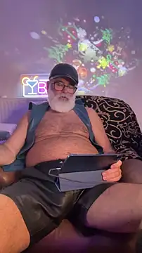 Snapshot of LeatherSdaddy chatting on December 16, 2025, 2:49 am LeatherSdaddy online show from December 16, 2025, 2:49 am