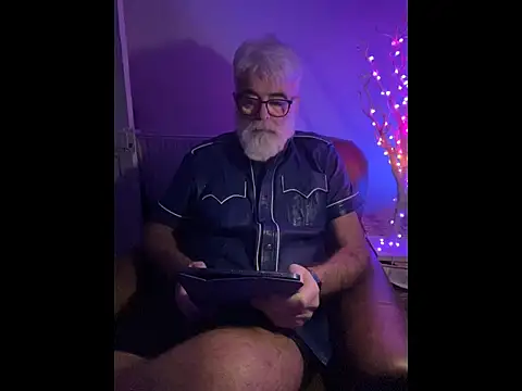Snapshot of LeatherSdaddy chatting on January 14, 2026, 2:06 am LeatherSdaddy online show from January 14, 2026, 2:06 am