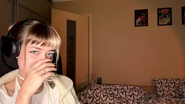 Snapshot of EmilySkyline chatting on November 15, 2025, 5:16 am EmilySkyline online show from November 15, 2025, 5:16 am