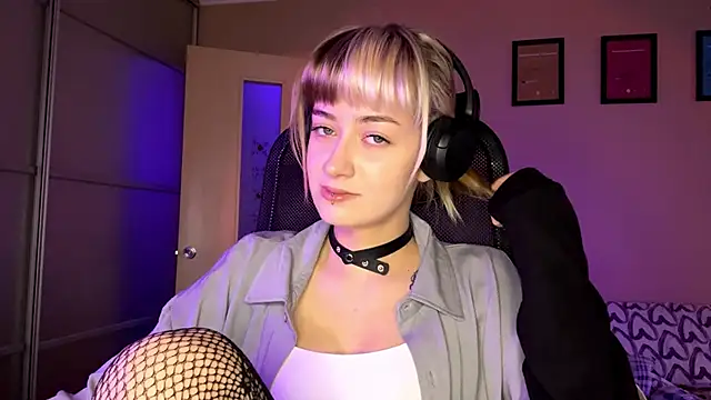 Snapshot of EmilySkyline chatting on November 20, 2025, 8:03 am EmilySkyline online show from November 20, 2025, 8:03 am