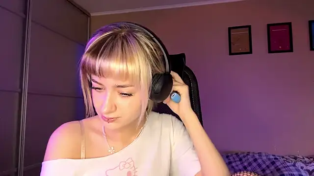 Snapshot of EmilySkyline chatting on November 21, 2025, 5:06 am EmilySkyline online show from November 21, 2025, 5:06 am