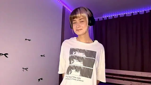 Snapshot of EmilySkyline chatting on November 24, 2025, 1:11 pm EmilySkyline online show from November 24, 2025, 1:11 pm