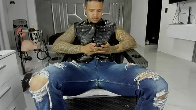 Snapshot of master_leather chatting on June 20, 2026, 1:30 am master leather online show from June 20, 2026, 1:30 am