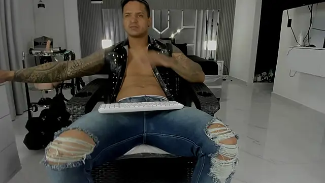 Snapshot of master_leather chatting on June 25, 2026, 2:11 am master leather online show from June 25, 2026, 2:11 am