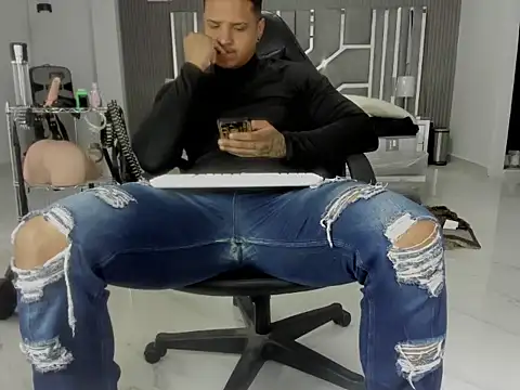 Snapshot of master_leather chatting on June 30, 2026, 10:22 pm master leather online show from June 30, 2026, 10:22 pm
