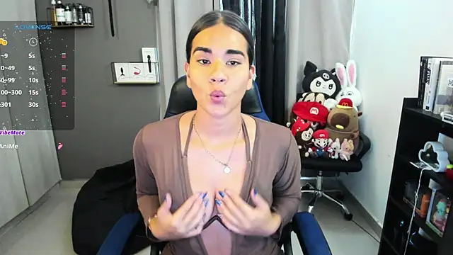 Charlott  V online show from June 26, 2026, 7:51 pm