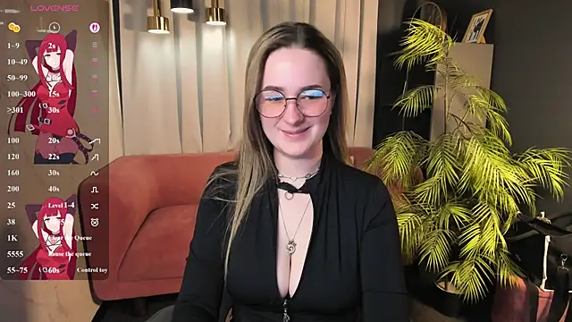 Snapshot of EmmaBloomm chatting on July 4, 2026, 10:05 pm EmmaBloomm online show from July 4, 2026, 10:05 pm