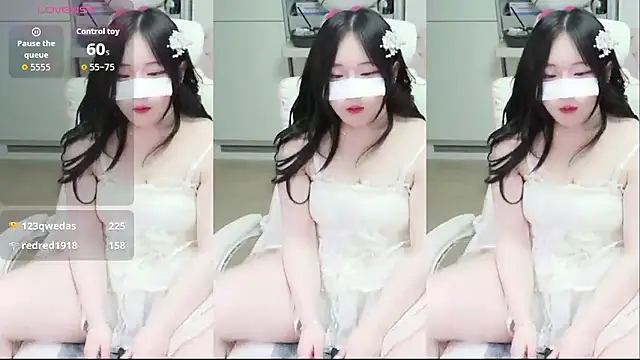 kimhyeona2005 online show from February 5, 2026, 12:10 pm