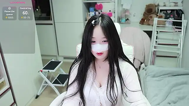 kimhyeona2005 online show from May 3, 2026, 12:00 pm