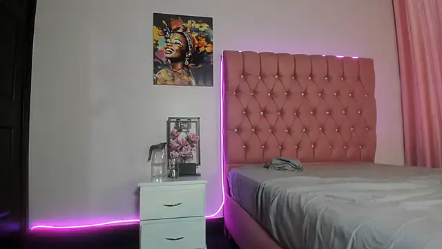 Snapshot of VanillaFlo chatting on November 24, 2025, 12:16 pm VanillaFlo online show from November 24, 2025, 12:16 pm