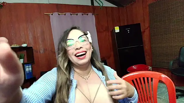 Snapshot of aliciasoy chatting on December 16, 2025, 12:48 am aliciasoy online show from December 16, 2025, 12:48 am