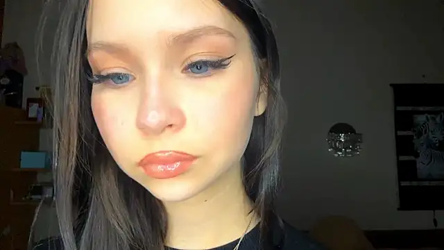 Snapshot of EmmaJonse chatting on December 1, 2025, 11:04 am EmmaJonse online show from December 1, 2025, 11:04 am