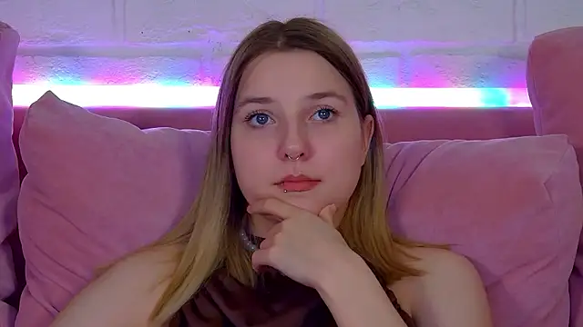 TinnaBurton online show from April 28, 2026, 2:27 am