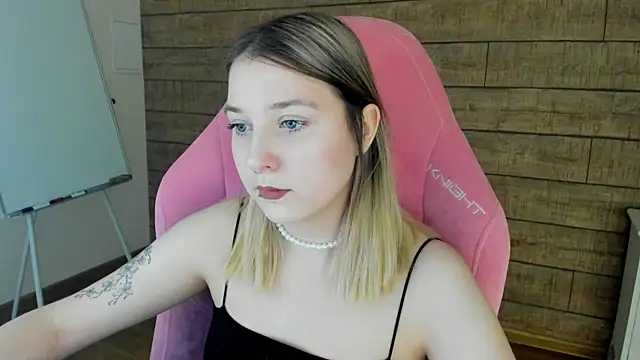 Snapshot of TinnaBurton chatting on May 10, 2026, 4:23 pm TinnaBurton online show from May 10, 2026, 4:23 pm
