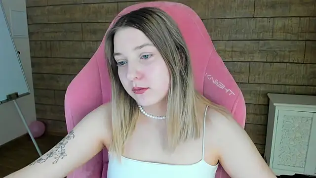 Snapshot of TinnaBurton chatting on May 31, 2026, 4:25 pm TinnaBurton online show from May 31, 2026, 4:25 pm