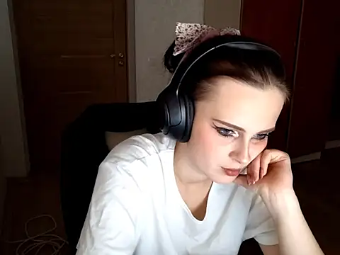 Snapshot of LouiseMarengo chatting on November 25, 2025, 5:02 pm LouiseMarengo online show from November 25, 2025, 5:02 pm