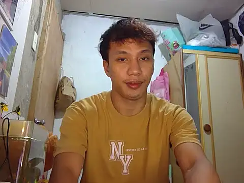 Snapshot of newgys chatting on March 11, 2026, 9:43 pm newgys online show from March 11, 2026, 9:43 pm