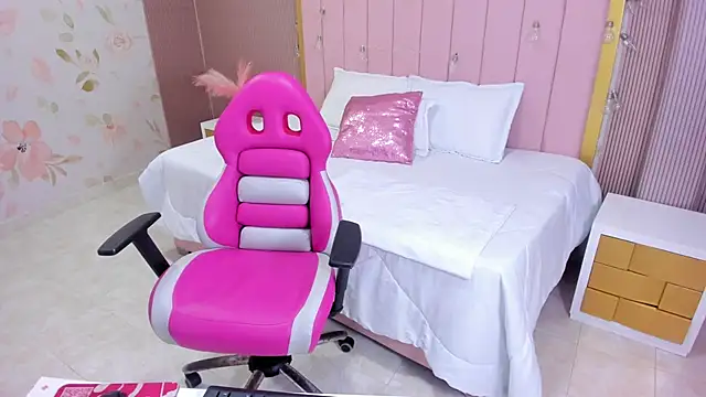 Snapshot of Kendall_curves chatting on November 24, 2025, 11:32 am Kendall curves online show from November 24, 2025, 11:32 am