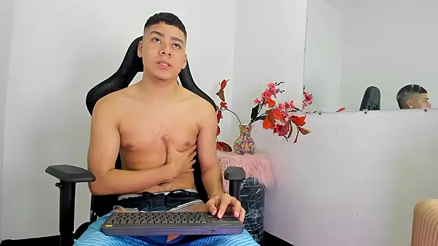 Lucastorrez01 online show from January 13, 2026, 9:31 pm