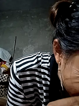 Snapshot of mon1-day chatting on December 17, 2025, 12:33 pm mon1-day online show from December 17, 2025, 12:33 pm