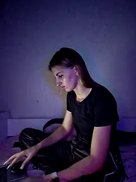 carolinakis  online show from December 2, 2025, 8:37 pm