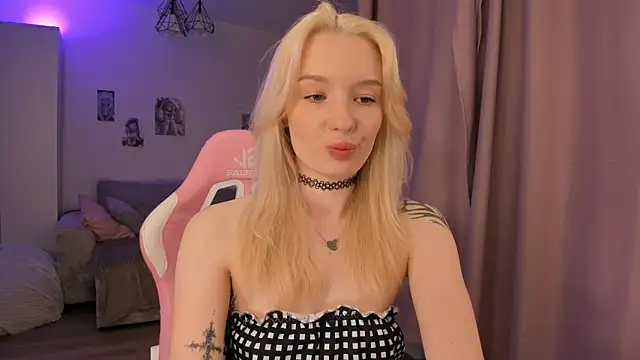 Tiffany Paw online show from May 22, 2026, 3:24 am