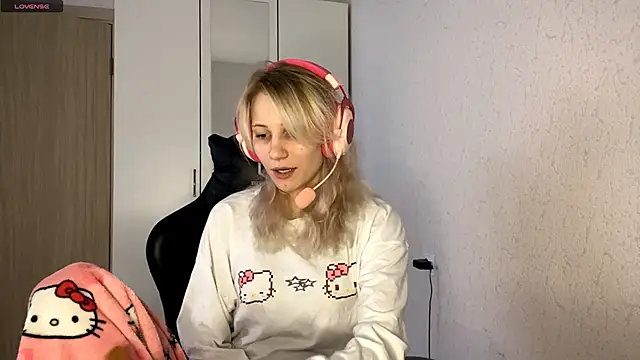 FoxySable online show from November 30, 2025, 9:35 am