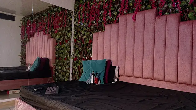 MiaJanss online show from December 1, 2025, 2:55 pm