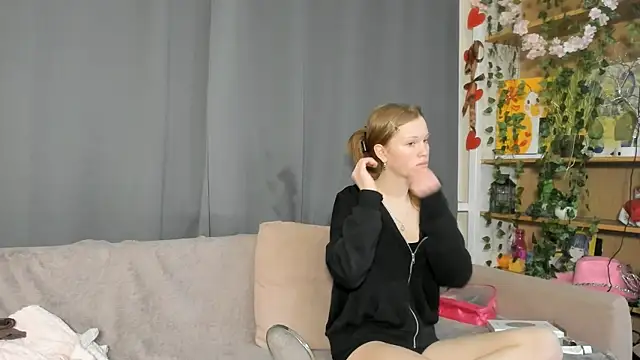 KarieBowery online show from November 28, 2025, 8:33 pm