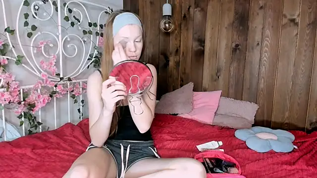 KarieBowery online show from December 18, 2025, 8:37 pm