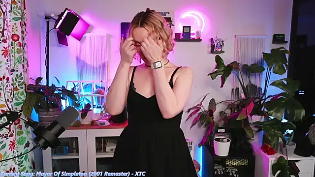 xzoeyryanx online show from November 28, 2025, 4:42 pm