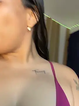 Snapshot of ArielleMillerr- chatting on November 25, 2025, 5:46 pm ArielleMillerr- online show from November 25, 2025, 5:46 pm