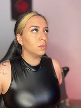 Snapshot of VeloraVyxen_ chatting on December 3, 2025, 1:46 am VeloraVyxen online show from December 3, 2025, 1:46 am