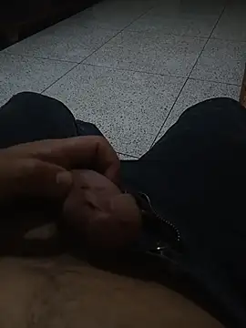 ouchenshadow2975 online show from November 23, 2025, 4:29 pm