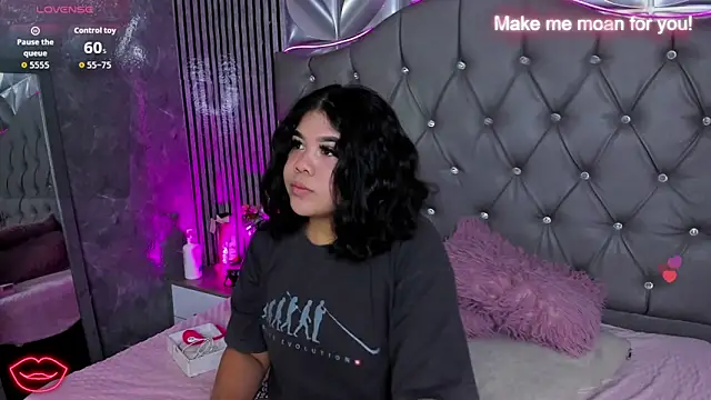 Amanda Mooree online show from May 17, 2026, 3:37 am