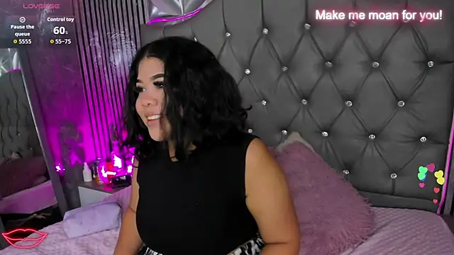 Amanda Mooree online show from May 22, 2026, 3:46 am