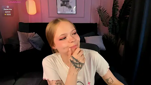 Snapshot of lucy_loy chatting on June 18, 2026, 9:14 am lucy loy online show from June 18, 2026, 9:14 am