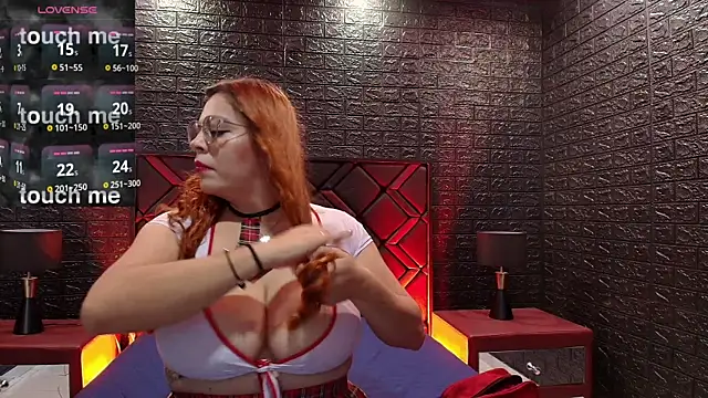 Paris Luxx online show from November 24, 2025, 7:24 pm