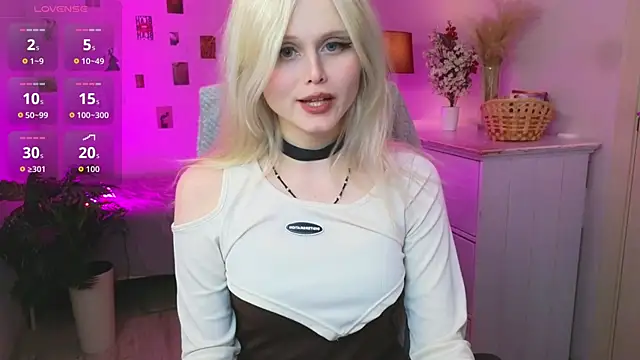 AnoraAmore online show from May 7, 2026, 8:47 pm