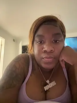 Snapshot of Prettypeachesss chatting on November 19, 2025, 12:21 am Prettypeachesss online show from November 19, 2025, 12:21 am