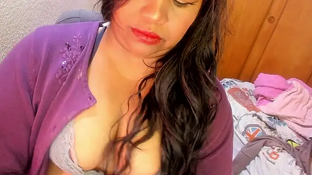 Snapshot of ebonycamelia chatting on May 6, 2026, 6:35 pm ebonycamelia online show from May 6, 2026, 6:35 pm