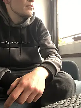 Spielzeugtwink online show from May 12, 2026, 3:42 pm