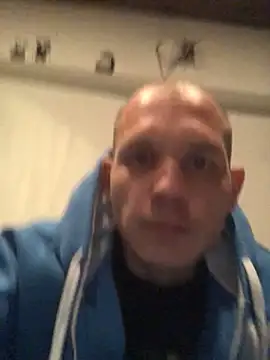 Spielzeugtwink online show from May 19, 2026, 9:43 pm