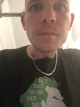 Spielzeugtwink online show from June 17, 2026, 9:05 pm