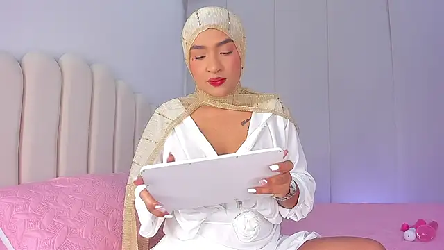 Amira-Zahra online show from May 1, 2026, 10:25 pm