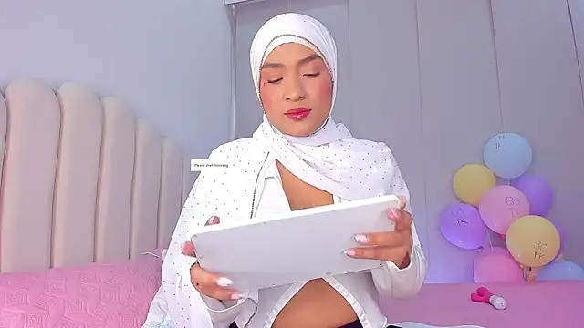 Snapshot of Amira-Zahra chatting on May 12, 2026, 9:56 pm Amira-Zahra online show from May 12, 2026, 9:56 pm
