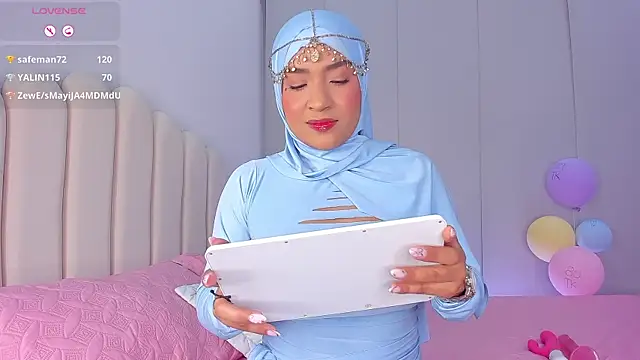 Snapshot of Amira-Zahra chatting on May 21, 2026, 10:28 pm Amira-Zahra online show from May 21, 2026, 10:28 pm