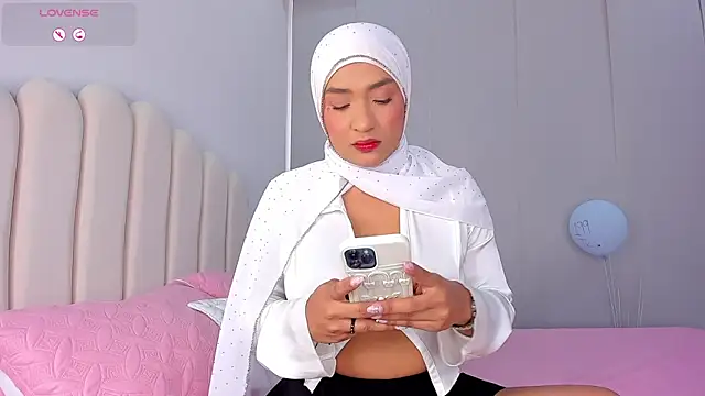 Snapshot of Amira-Zahra chatting on May 24, 2026, 7:19 pm Amira-Zahra online show from May 24, 2026, 7:19 pm